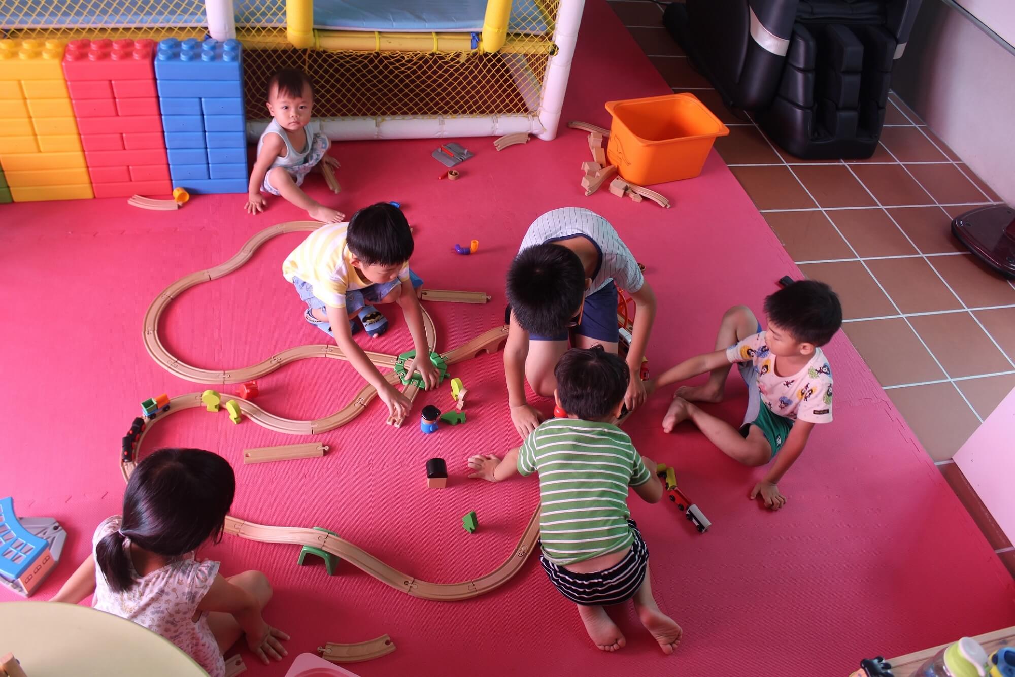 孩子們一起組裝木製軌道、學習合作