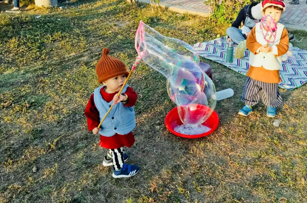 小男孩愛玩泡泡在林默娘公園